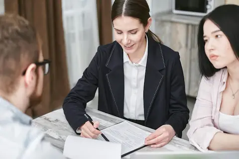 personen sitzen am tisch