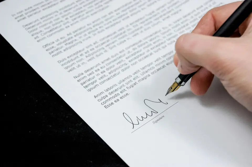 Zettel Stift Unterschrift