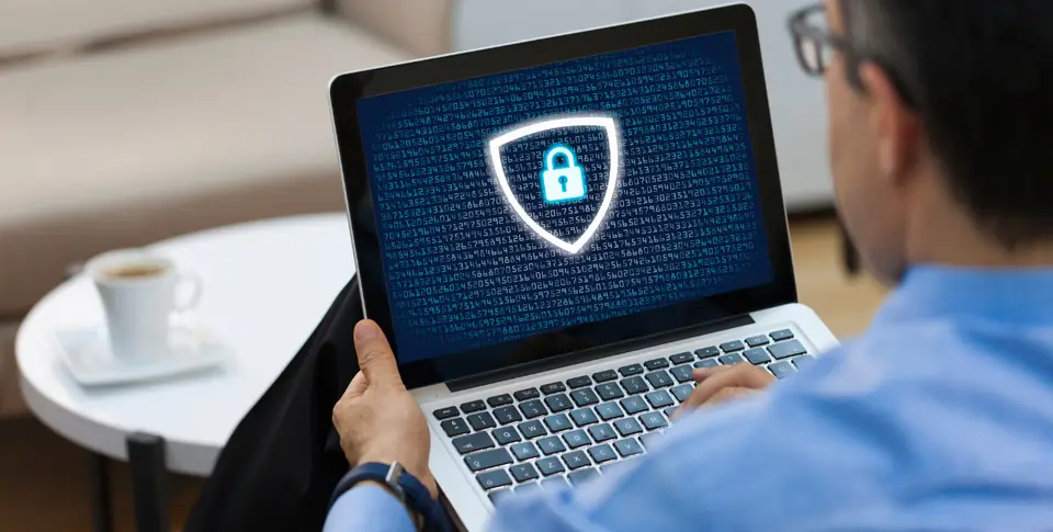 Mann mit Laptop, Sicherheitschloss, Datenschutz