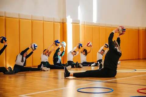eine Gruppe beim Sport machen, mit einem Sportwart