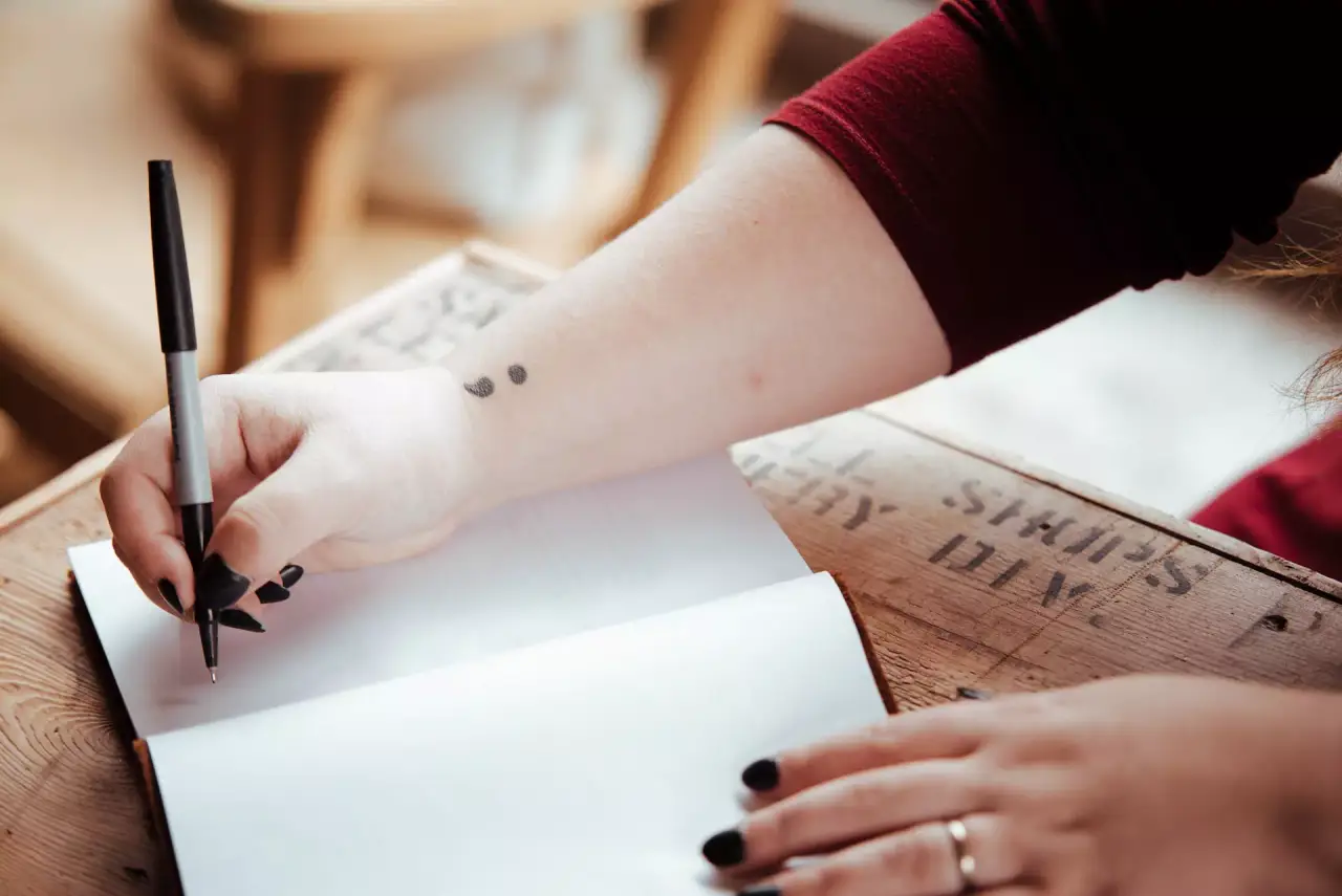 Buch mit Stift und Hände eines Menschen