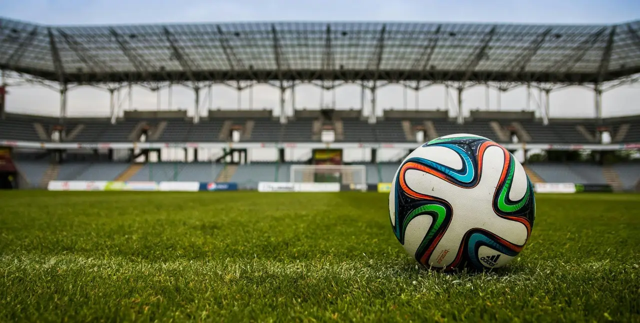 Ein Fußball liegt auf einem Fußballfeld