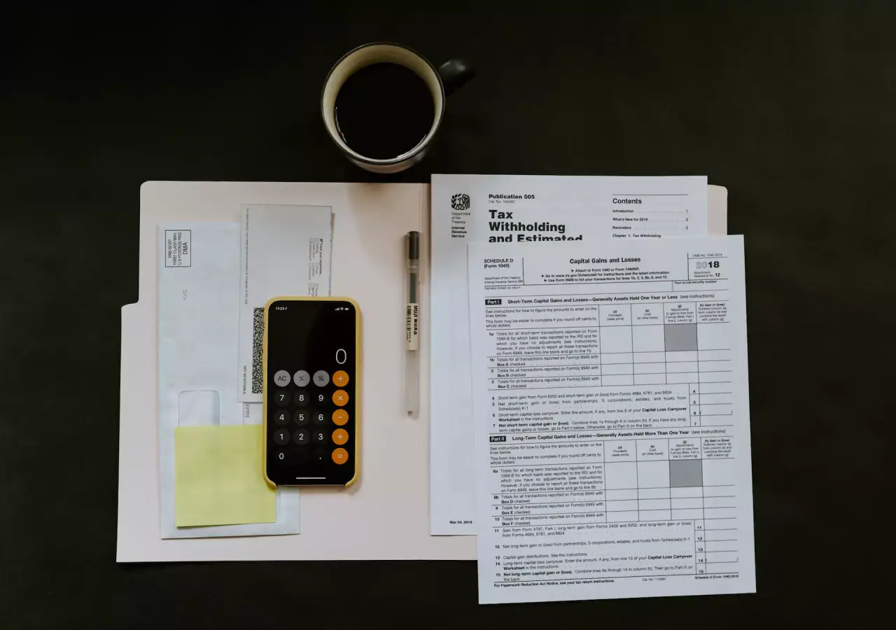 Steuererklärung mit Tasse kaffee und einem Smartphone