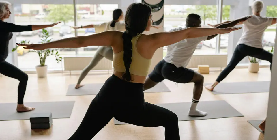 Teilnehmer eines Yoga-Kurses machen Übungen