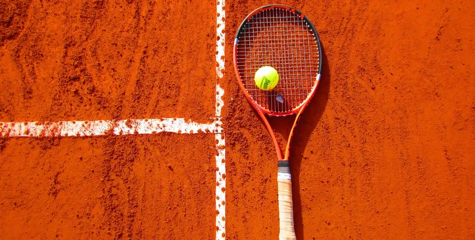 Tennisschläger auf Tennis-Sandplatz