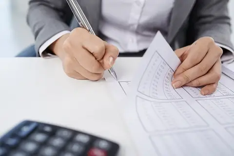 Eine Person arbeitet an der Vereinsbuchhaltung