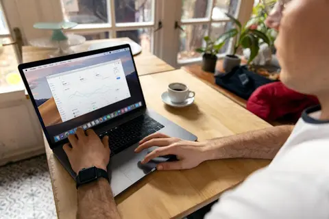 Eine Person sitzt am Laptop und trackt die Erfolge des Social-Media-Kanals des Vereins bei Google Analytics.
