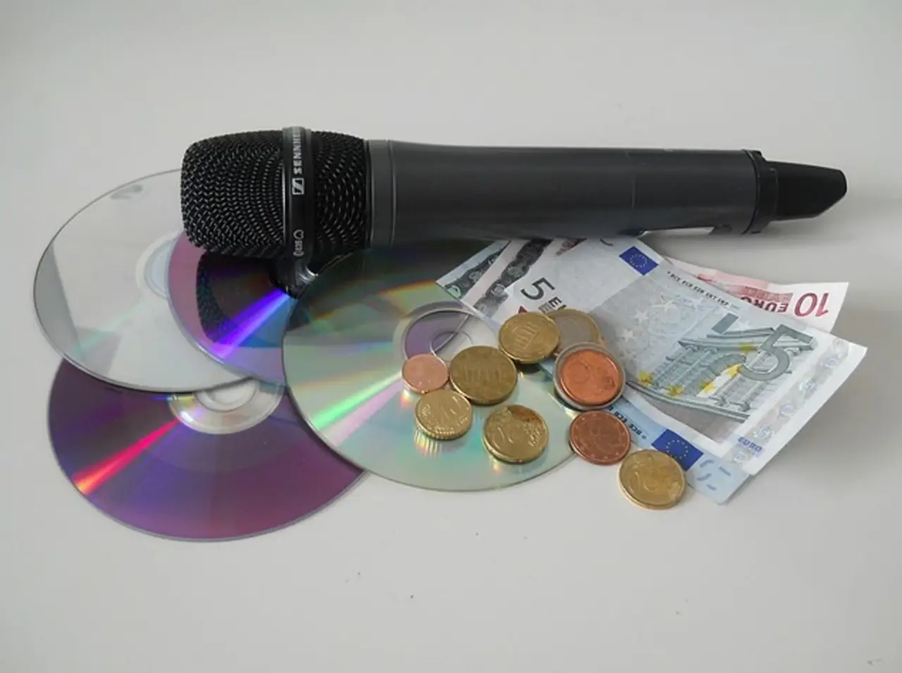 Mikrofon, CDs, Geld