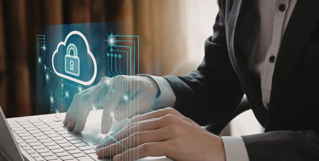 Ein Mann am Laptop, Schloss, Cloud, Datenschutz