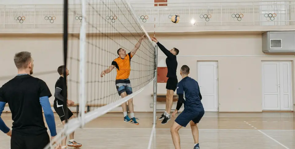 Volleyballmannschaft spielt Volleyball in München