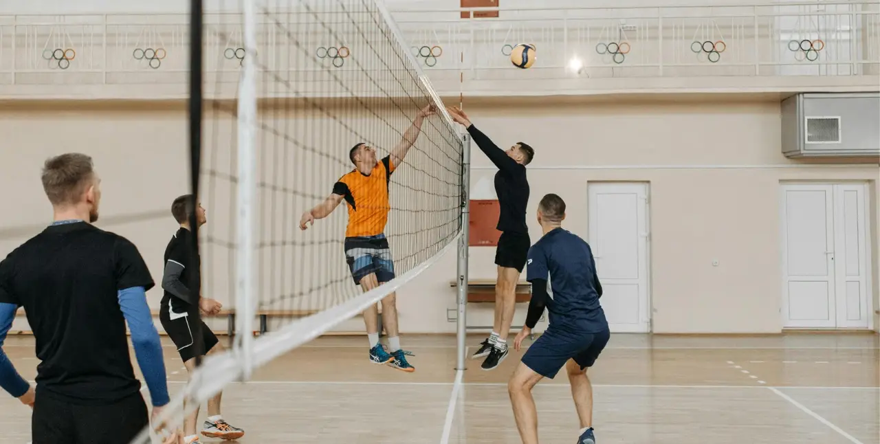 Volleyballmannschaft spielt Volleyball in München