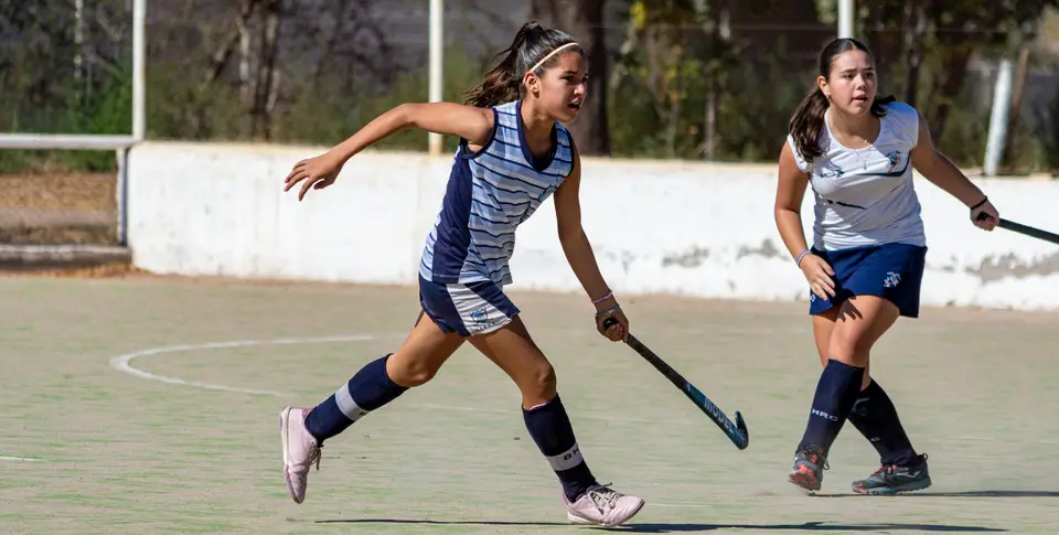 Jugendliche spielen Hockey