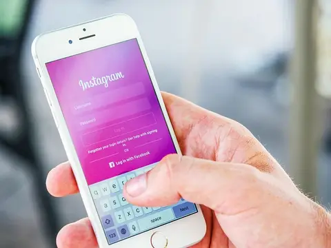 Eine Person hat ein Handy in der Hand und möchte Instagram öffnen, um für den Verein einen Beitrag zu posten.
