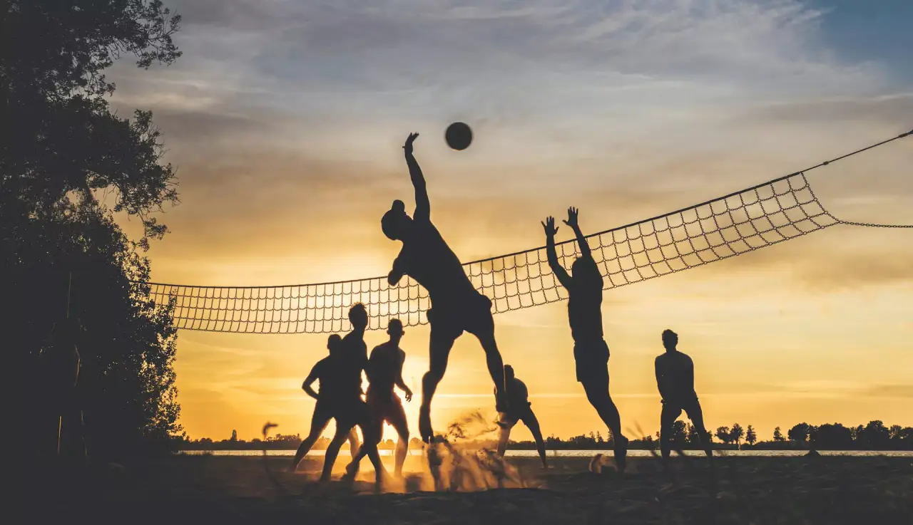 Kinder spielen Volleyball