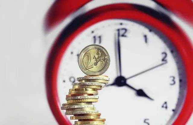 Geldturm vor Uhr