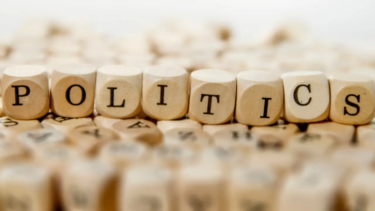 Würfel, der "Politics" buchstabiert