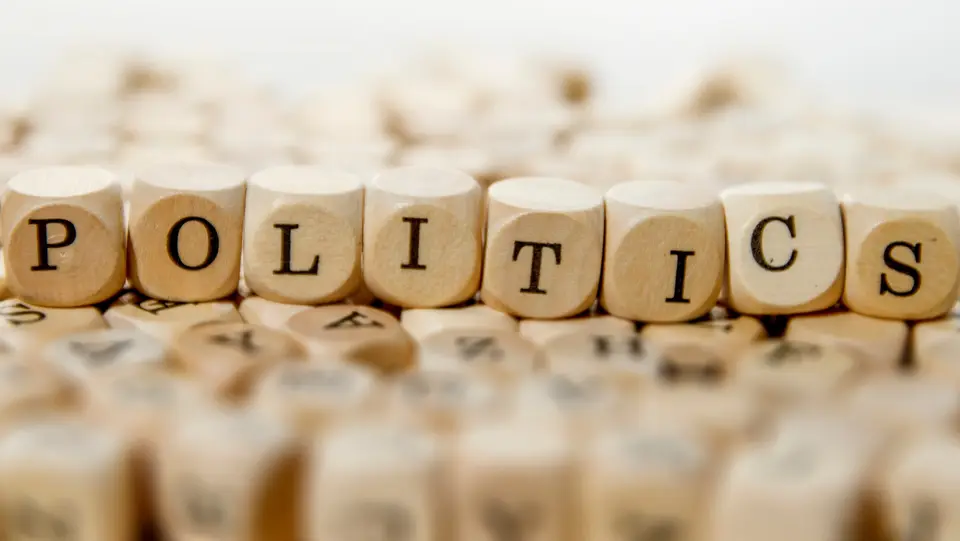 Würfel, der "Politics" buchstabiert
