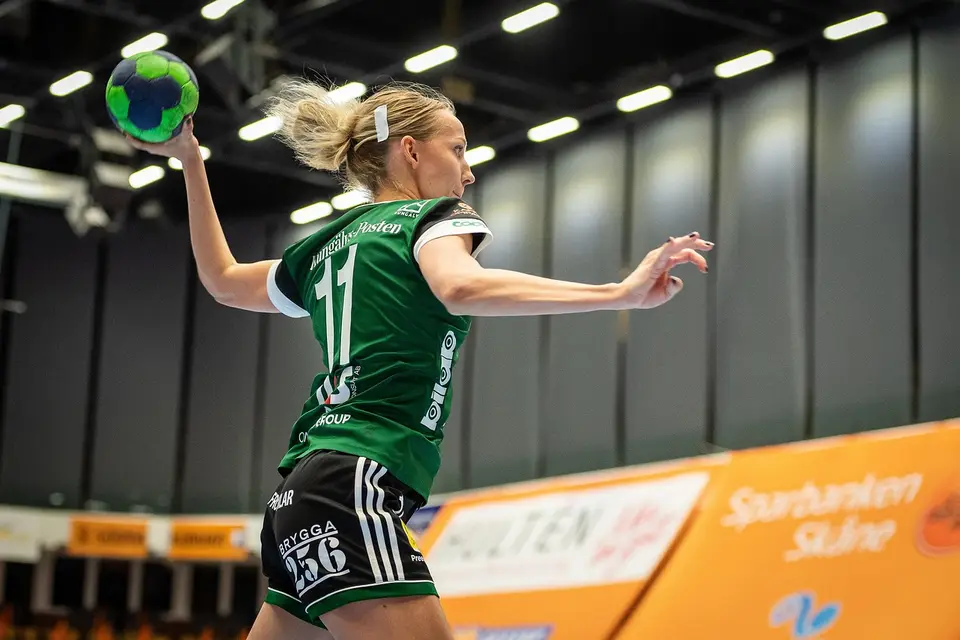 Frau spielt Handball