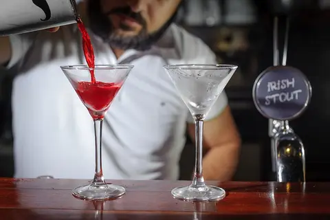 barkeeper schänkt getränke ein