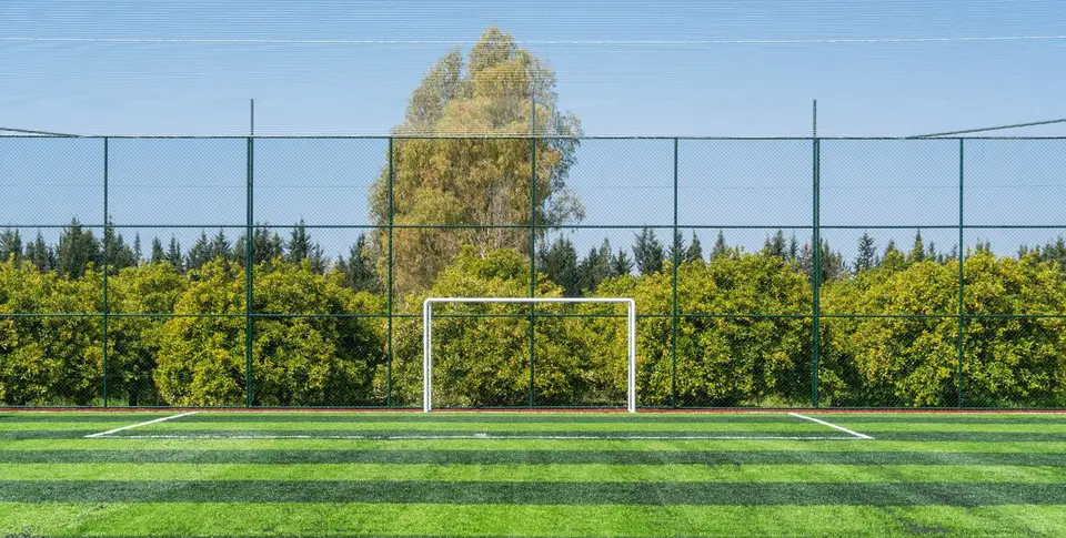 Kunstrasen-Fußballplatz mit Linienmarkierung und Fußballtor