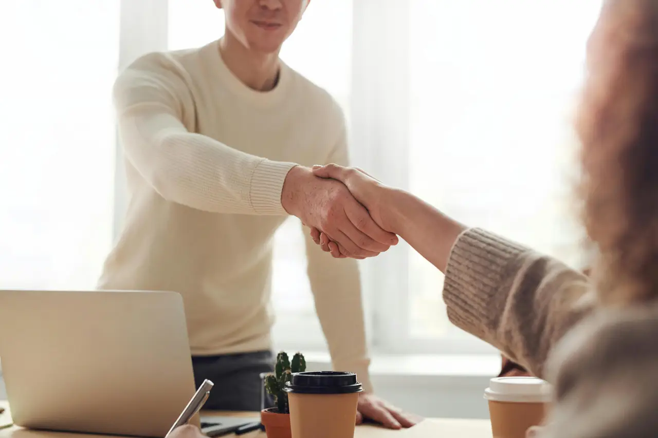 zwei personen geben sich die hand