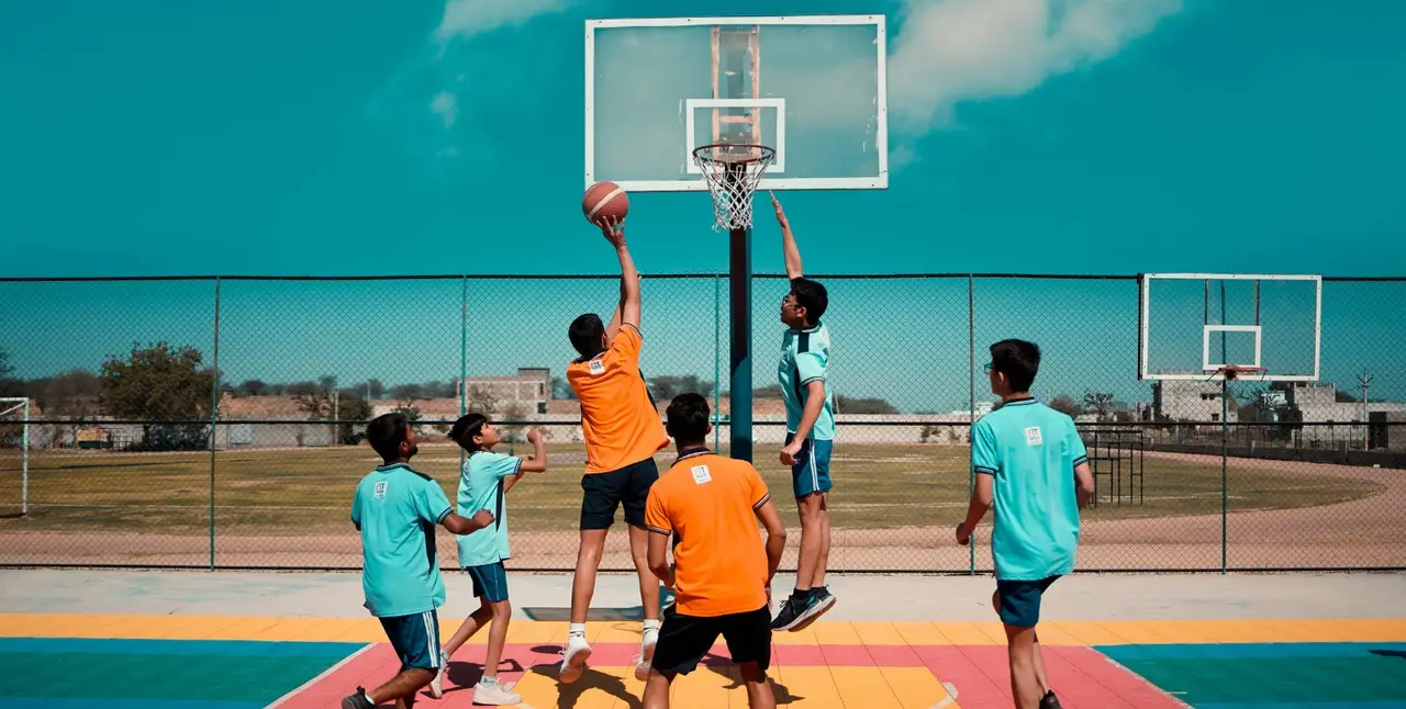 Kinder spielen Basketball