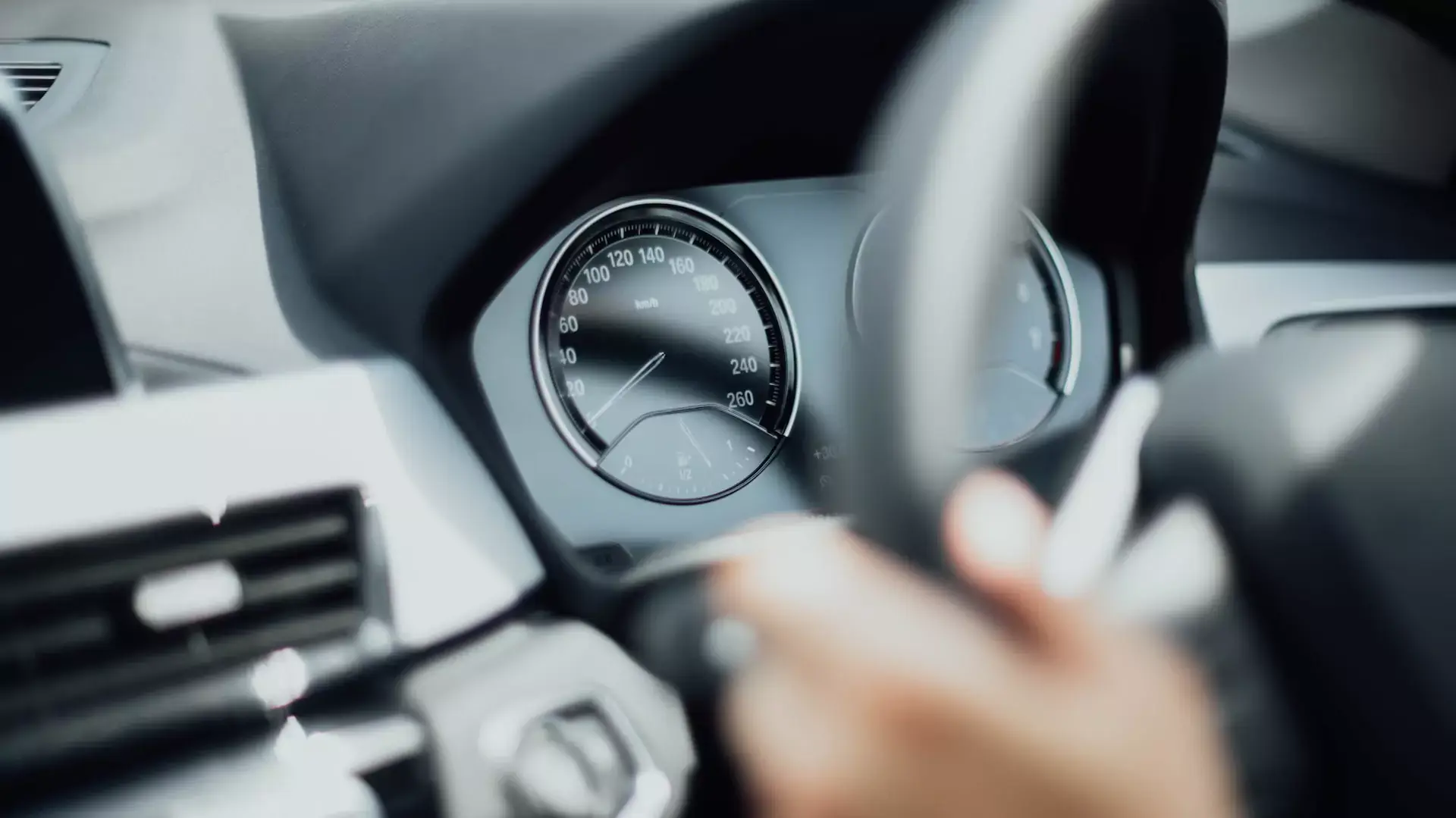 Fahrtkosten, Innenraum eines Fahrzeuges, Lenkrad