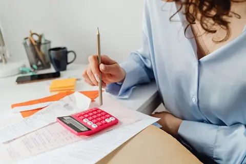 taschenrechner quittungen frau mit stift