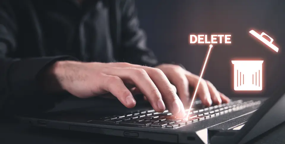 Laptop, Mann am Laptop löscht Daten