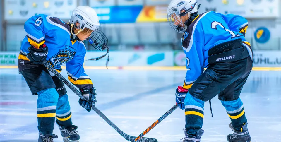 Eishockeyspieler spielen Eishockey