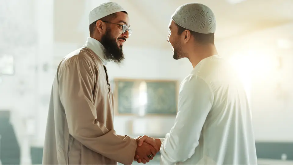 Zwei religiöse Männer geben sich die hand