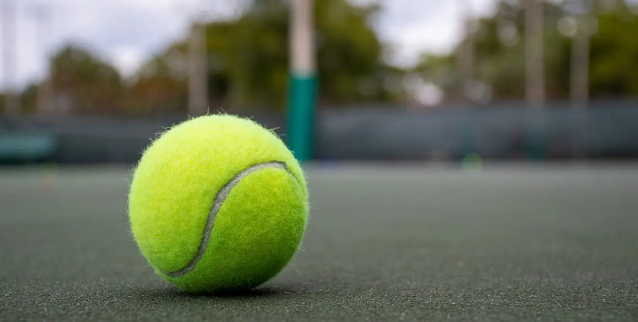 Tennisball auf einem Spielfeld
