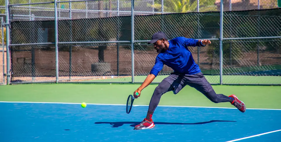 Tennisspieler auf Tennisplatz
