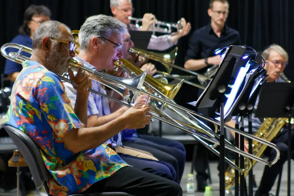 Musiker einer Band spielen Posaune und Saxophon