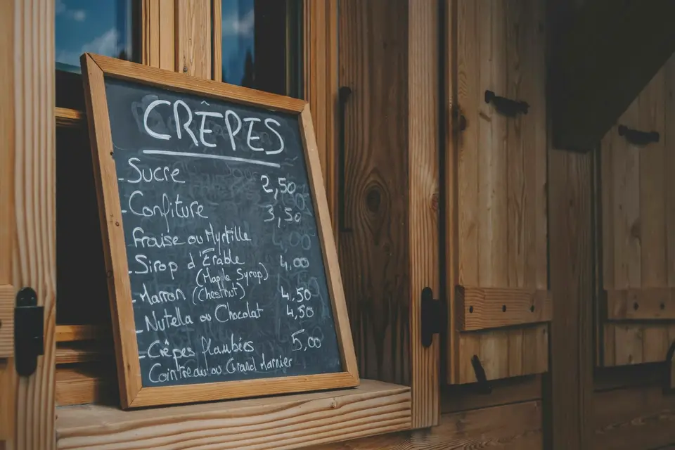 Leere Kreidetafel an einer Holzwand