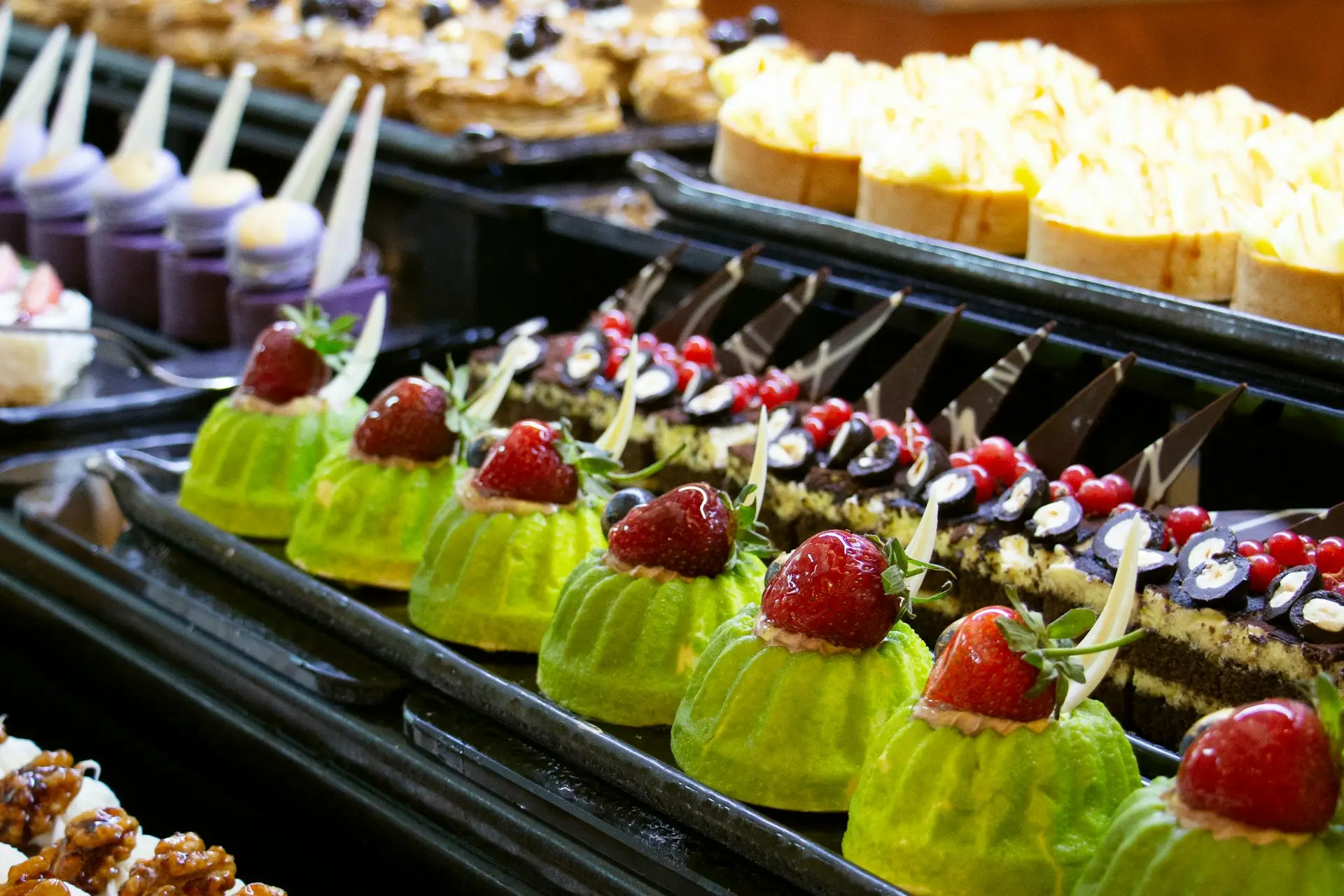 Buffet mit verschiedenen Kuchen und Desserts
