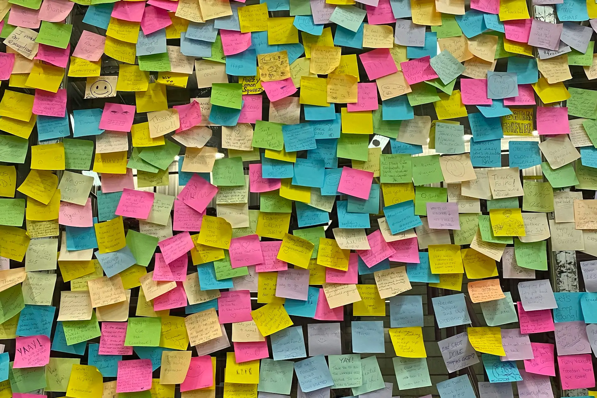Viele bunte Haftnotizen an einer Wand