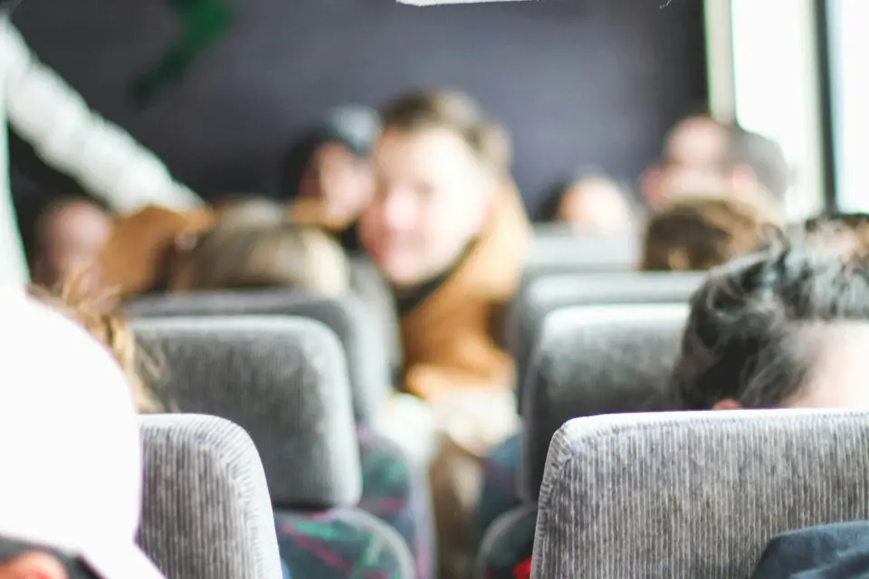 Kinder und Jugendliche sitzen in einem Reisebus auf dem Weg zu einem Ausflug