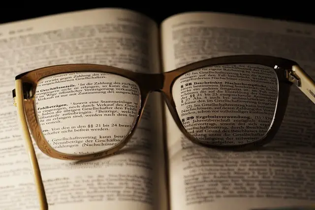 brille auf einem buch