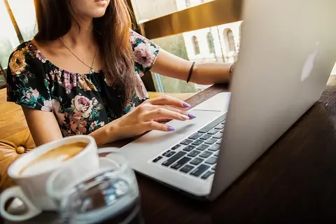 Frau sitzt am Laptop