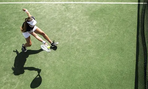 Frau spielt Tennis