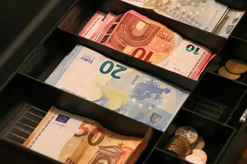 Vereinskasse gefüllt mit Geld.