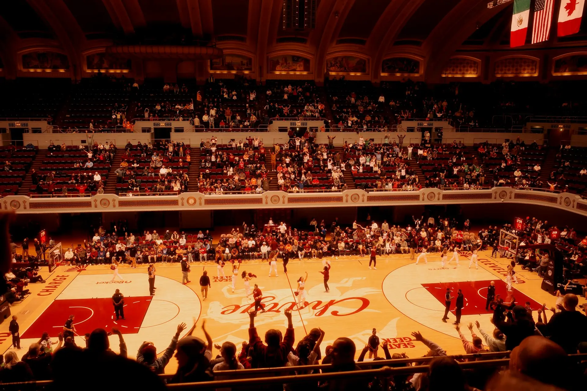 Basketballspiel vor Publikum in einer Sportarena.