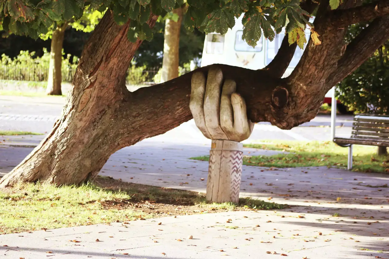 Baum mit Holzhand