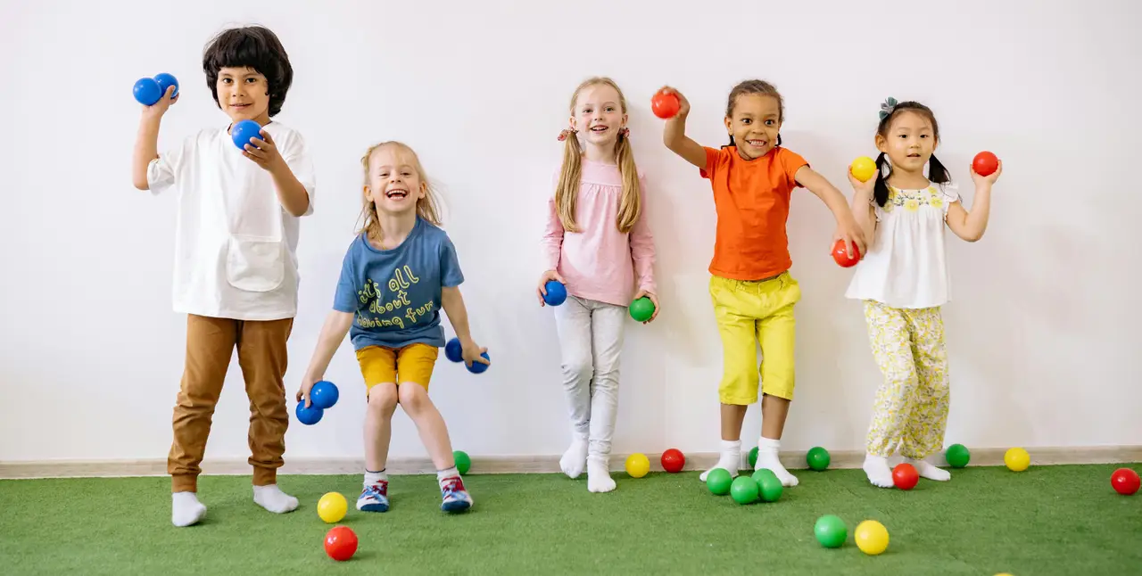 Kinderkurs, Kinder spielen Ball