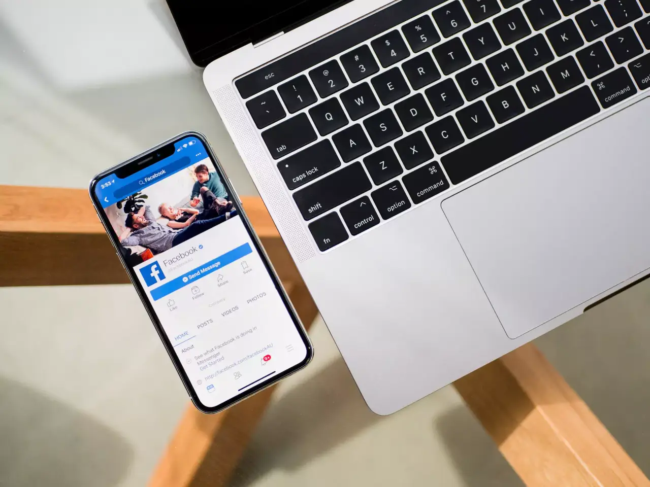 Laptop und Smartphone