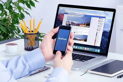 smartphone und laptop facebook