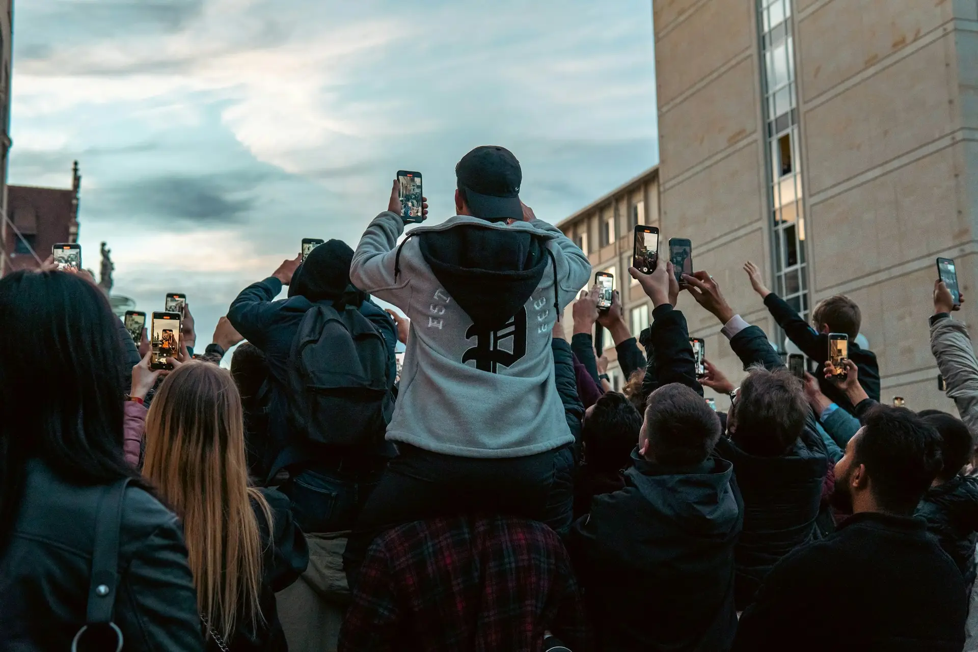 Fans halten mit ihren Smartphones gemeinsame Erlebnisse fest.