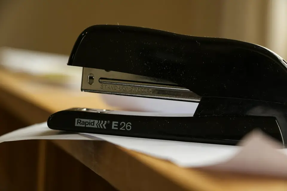 Tacker auf einem Schreibtisch mit Papieren