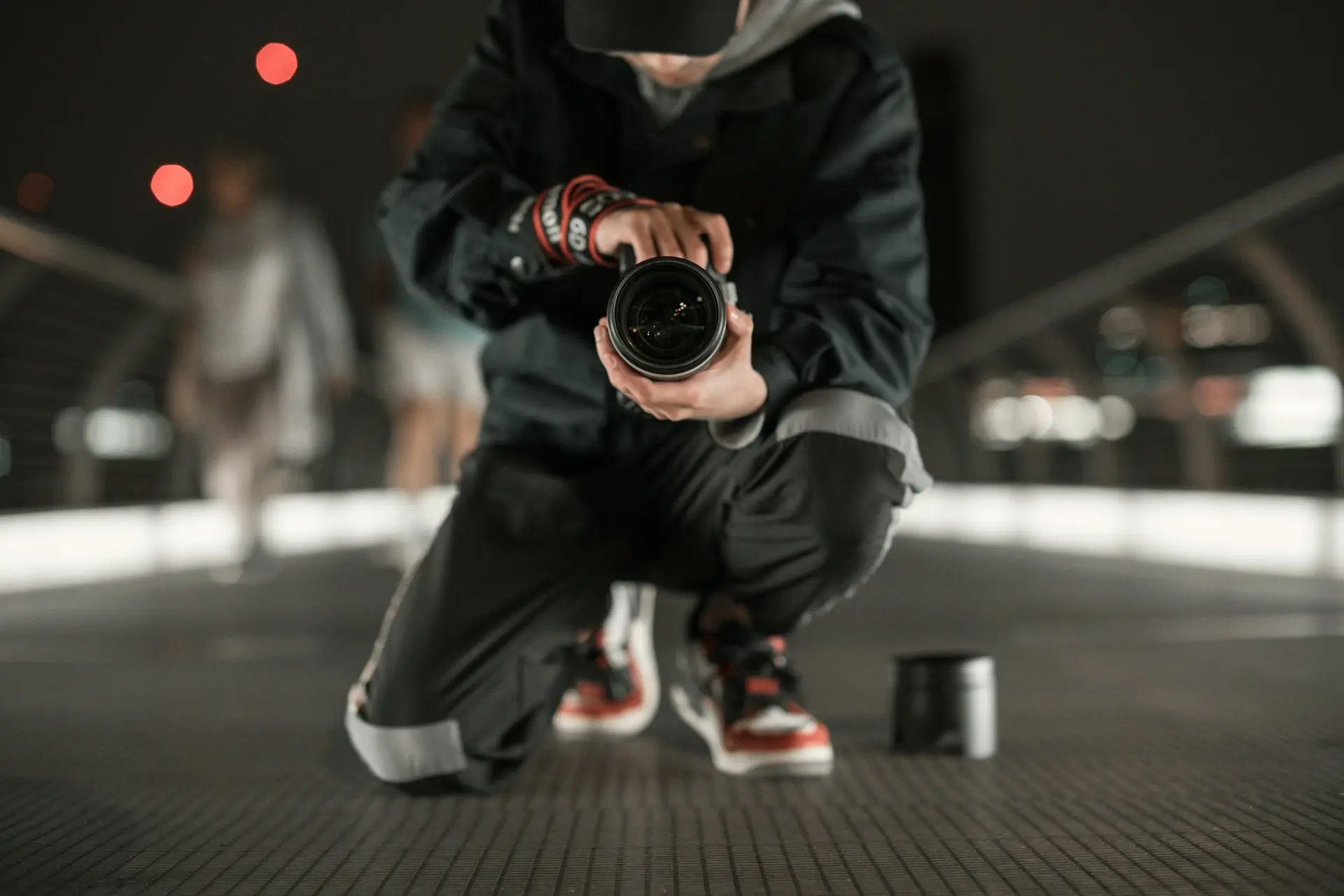 Fotograf kniet mit einer Kamera in der Hand